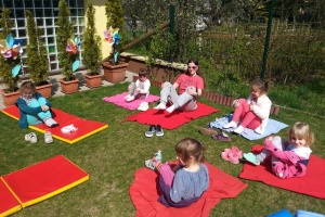 JOGA NA TRAWIE