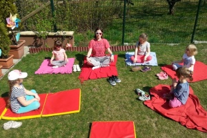 JOGA NA TRAWIE