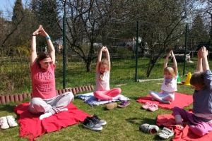 JOGA NA TRAWIE