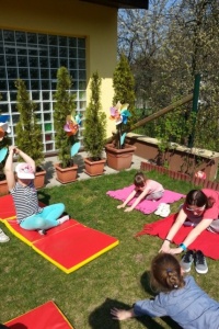 JOGA NA TRAWIE