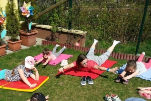 JOGA NA TRAWIE