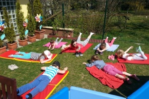 JOGA NA TRAWIE