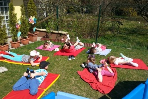 JOGA NA TRAWIE