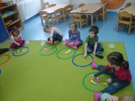 MAŁY JEŻYK I ŻABKI