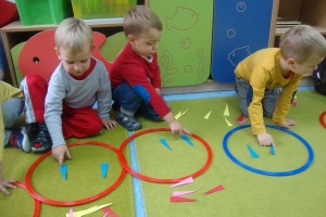 MAŁY JEŻYK I ŻABKI