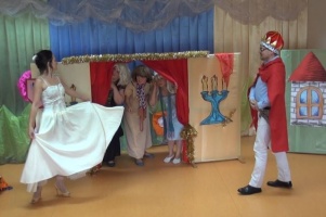 TEATR RODZICÓW PRZEDSTAWIA KOPCIUSZKA