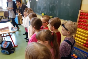 W PODSKOKACH DO SZKOŁY