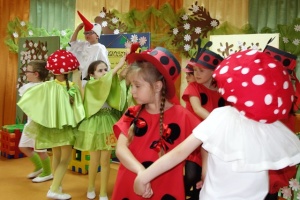 O ŻABKACH W CZERWONYCH CZAPKACH
