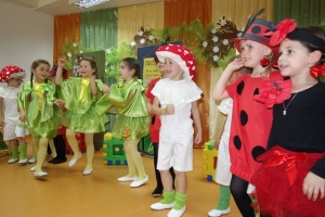 O ŻABKACH W CZERWONYCH CZAPKACH