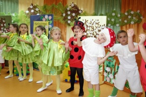 O ŻABKACH W CZERWONYCH CZAPKACH