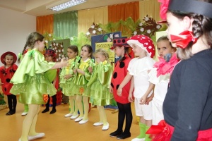 O ŻABKACH W CZERWONYCH CZAPKACH
