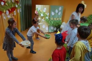 WIELKANOCNE ZABAWY Z JAJKIEM