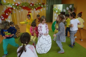 WIELKANOCNE ZABAWY Z JAJKIEM