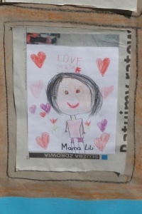 PORTRET MAMY NA PODWÓRKOWYM PŁOCIE