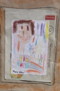 PORTRET MAMY NA PODWÓRKOWYM PŁOCIE