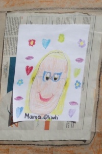 PORTRET MAMY NA PODWÓRKOWYM PŁOCIE