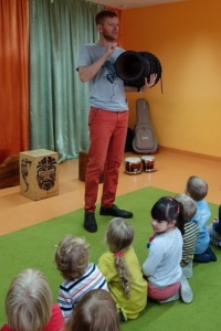 INSTRUMENTY Z RÓŻNYCH STRON ŚWIATA