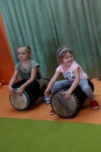 INSTRUMENTY Z RÓŻNYCH STRON ŚWIATA