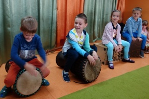 INSTRUMENTY Z RÓŻNYCH STRON ŚWIATA