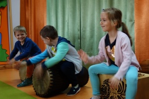 INSTRUMENTY Z RÓŻNYCH STRON ŚWIATA