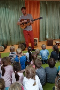 INSTRUMENTY Z RÓŻNYCH STRON ŚWIATA