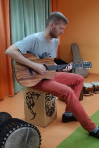 INSTRUMENTY Z RÓŻNYCH STRON ŚWIATA