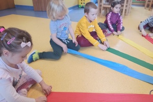 Podczas matematycznych zabaw w Sezamkowie wykorzystujemy bardzo wiele, urozmaicających zajęcia pomocy. Dziś pora na matematyczny wiatrak! Pani w środku, Sezamki wokoło… Ale wesoła zabawa! Liczenie, mierzenie, kodowanie… Kolorowy wiatrak pobudza wyobraźnię