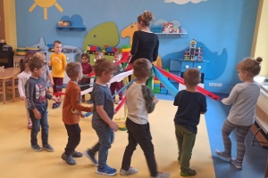 Podczas matematycznych zabaw w Sezamkowie wykorzystujemy bardzo wiele, urozmaicających zajęcia pomocy. Dziś pora na matematyczny wiatrak! Pani w środku, Sezamki wokoło… Ale wesoła zabawa! Liczenie, mierzenie, kodowanie… Kolorowy wiatrak pobudza wyobraźnię