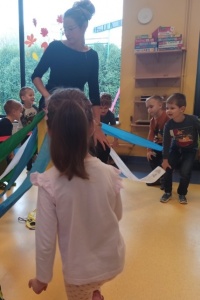 Podczas matematycznych zabaw w Sezamkowie wykorzystujemy bardzo wiele, urozmaicających zajęcia pomocy. Dziś pora na matematyczny wiatrak! Pani w środku, Sezamki wokoło… Ale wesoła zabawa! Liczenie, mierzenie, kodowanie… Kolorowy wiatrak pobudza wyobraźnię