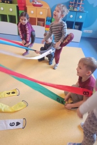 Podczas matematycznych zabaw w Sezamkowie wykorzystujemy bardzo wiele, urozmaicających zajęcia pomocy. Dziś pora na matematyczny wiatrak! Pani w środku, Sezamki wokoło… Ale wesoła zabawa! Liczenie, mierzenie, kodowanie… Kolorowy wiatrak pobudza wyobraźnię