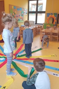 Podczas matematycznych zabaw w Sezamkowie wykorzystujemy bardzo wiele, urozmaicających zajęcia pomocy. Dziś pora na matematyczny wiatrak! Pani w środku, Sezamki wokoło… Ale wesoła zabawa! Liczenie, mierzenie, kodowanie… Kolorowy wiatrak pobudza wyobraźnię