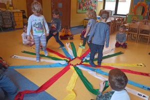 Podczas matematycznych zabaw w Sezamkowie wykorzystujemy bardzo wiele, urozmaicających zajęcia pomocy. Dziś pora na matematyczny wiatrak! Pani w środku, Sezamki wokoło… Ale wesoła zabawa! Liczenie, mierzenie, kodowanie… Kolorowy wiatrak pobudza wyobraźnię