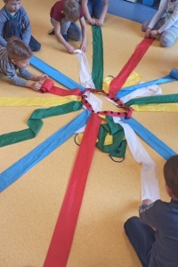 Podczas matematycznych zabaw w Sezamkowie wykorzystujemy bardzo wiele, urozmaicających zajęcia pomocy. Dziś pora na matematyczny wiatrak! Pani w środku, Sezamki wokoło… Ale wesoła zabawa! Liczenie, mierzenie, kodowanie… Kolorowy wiatrak pobudza wyobraźnię