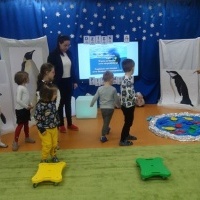 MIĘDZY NAMI PINGWINAMI (1)