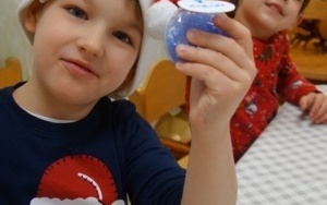 SPÓJRZ PRZEZ BROKATOWĄ SZYBKĘ (4)