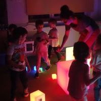 ZMYSŁOWE DOŚWIADCZANIE - ŚWIATŁO I KOLOR (9)