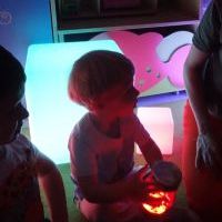 ZMYSŁOWE DOŚWIADCZANIE - ŚWIATŁO I KOLOR (6)