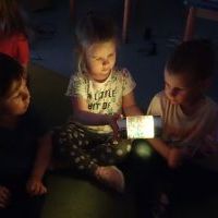 ZMYSŁOWE DOŚWIADCZANIE - ŚWIATŁO I KOLOR (7)
