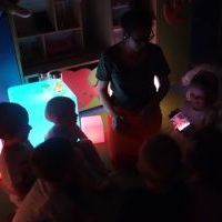 ZMYSŁOWE DOŚWIADCZANIE - ŚWIATŁO I KOLOR (8)