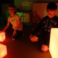 ZMYSŁOWE DOŚWIADCZANIE - ŚWIATŁO I KOLOR (6)