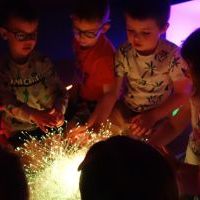 ZMYSŁOWE DOŚWIADCZANIE - ŚWIATŁO I KOLOR (8)