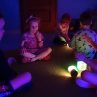 ZMYSŁOWE DOŚWIADCZANIE - ŚWIATŁO I KOLOR (9)