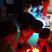 ZMYSŁOWE DOŚWIADCZANIE - ŚWIATŁO I KOLOR (10)