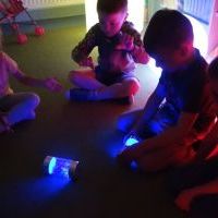 ZMYSŁOWE DOŚWIADCZANIE - ŚWIATŁO I KOLOR (11)
