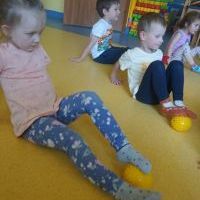 ZMYSŁOWE DOŚWIADCZANIE - RUCH I DŹWIĘK (8)