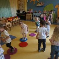 ZMYSŁOWE DOŚWIADCZANIE - RUCH I DŹWIĘK (8)