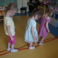 ZMYSŁOWE DOŚWIADCZANIE - RUCH I DŹWIĘK (1)