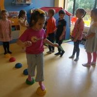 ZMYSŁOWE DOŚWIADCZANIE - RUCH I DŹWIĘK (6)