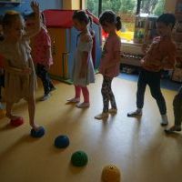 ZMYSŁOWE DOŚWIADCZANIE - RUCH I DŹWIĘK (7)