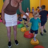 LATO W DŻUNGLI Z PAPUGĄ TRUSKAWKĄ (1)